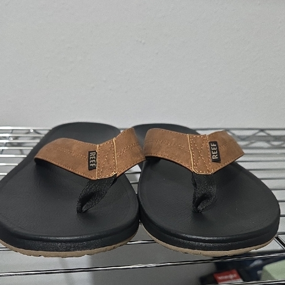 Reef Men's Tan and Black Flip-Flops - Picture 2 of 7